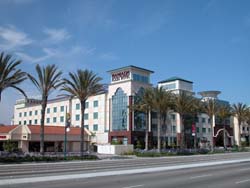 Anaheim Ramada Plaza Hotel Exterior
